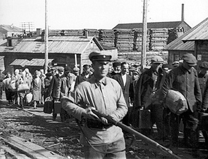 1927 год. Конвоирование заключённых на пароход «Глеб Бокий»