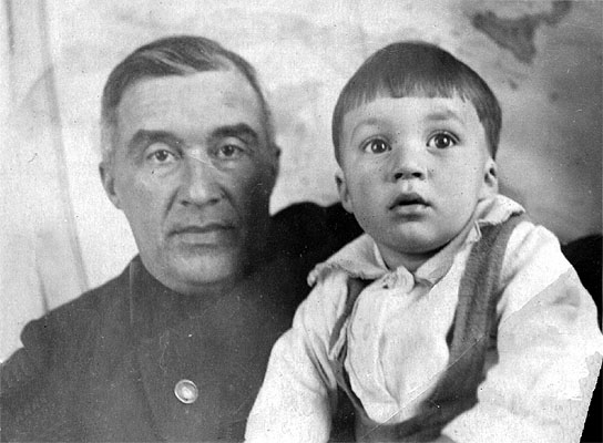Середина 1940-х годов. Альфред Андреевич Бекман с сыном Андреем